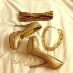 Stylish gold sparkly pumps