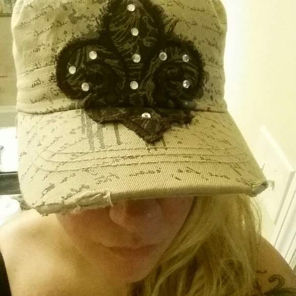 Fleur-de-lis hat