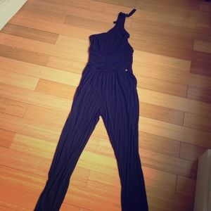 Black one-shoulder jumpsuit with pockets