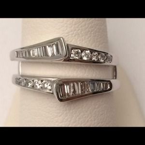 White gold diamnd solitaire enhancer ring guard