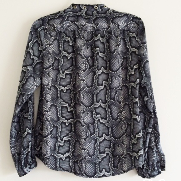 💘 HOST PICK💘MICHAEL KORS SNAKE PRINT SHIRT - Picture 2 of 3