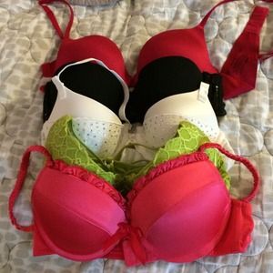 Lots of 32/34B bras.