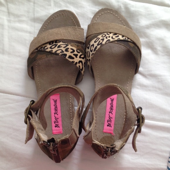 betsey johnson alyx flat sandals
