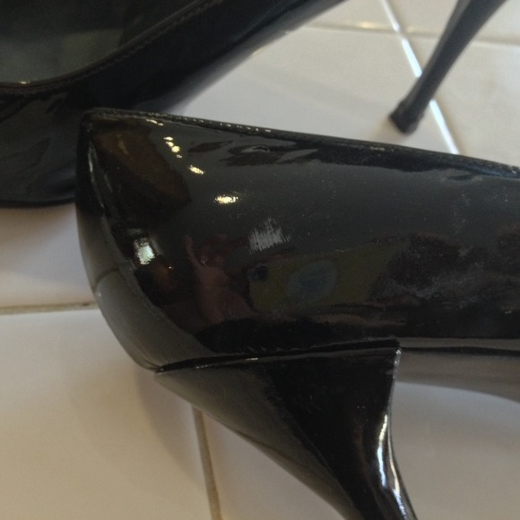 Stuart Weitzman black patent leather peeptoe heels - Picture 3 of 4