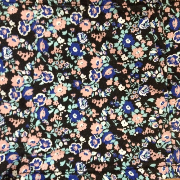 H&M Shorts - H&M High-Waist Floral Shorts H&M Shorts - H&M High-Waist Floral Shorts