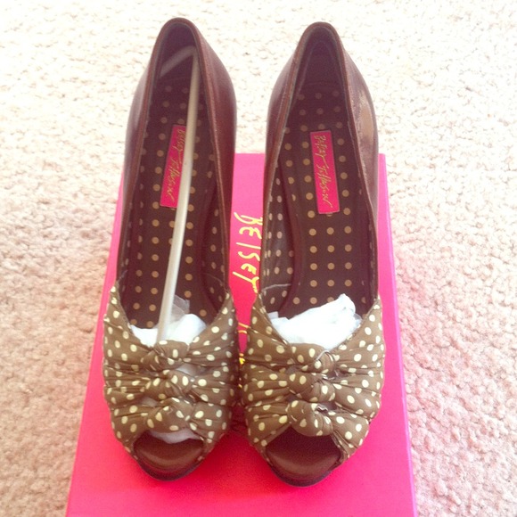 Betsey Johnson Polka Dot Turban Pumps!