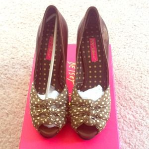 Betsey Johnson Polka Dot Turban Pumps!