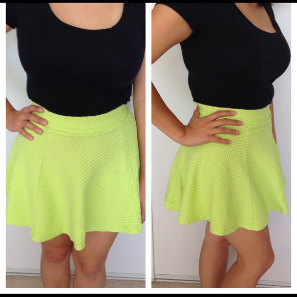 🔴SOLD IN BUNDLE🔴 H&M NEON GREEN SKATER SKIRT