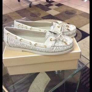NIB authentic  Micheal Kors Flat size 8