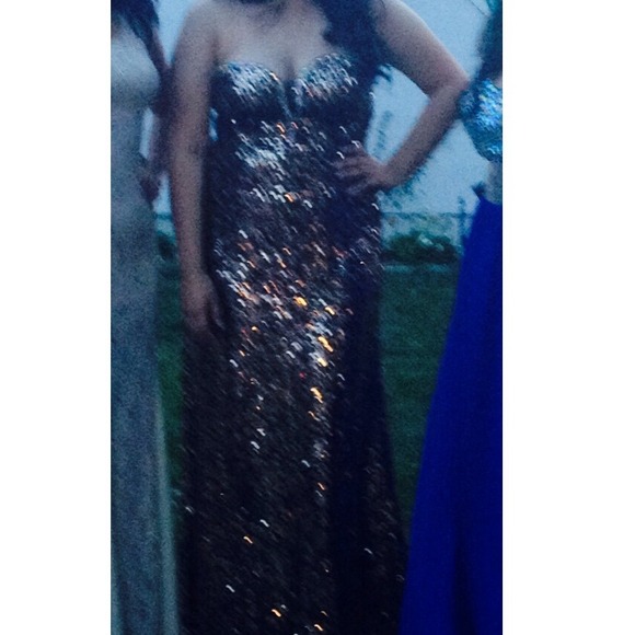 Black and gold prom dress 💗
