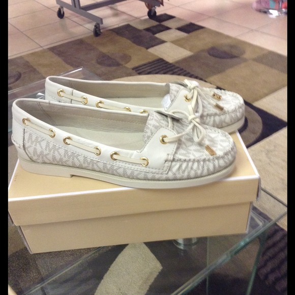 NIB authentic  Micheal Kors Flat size 6