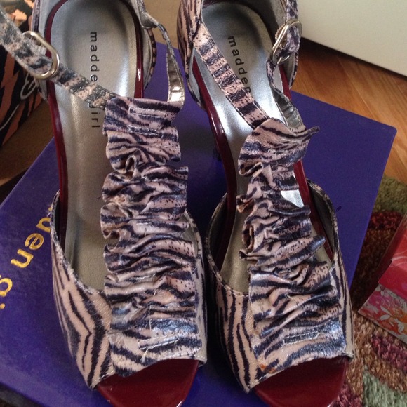 Zebra print/red heals - Picture 2 of 3