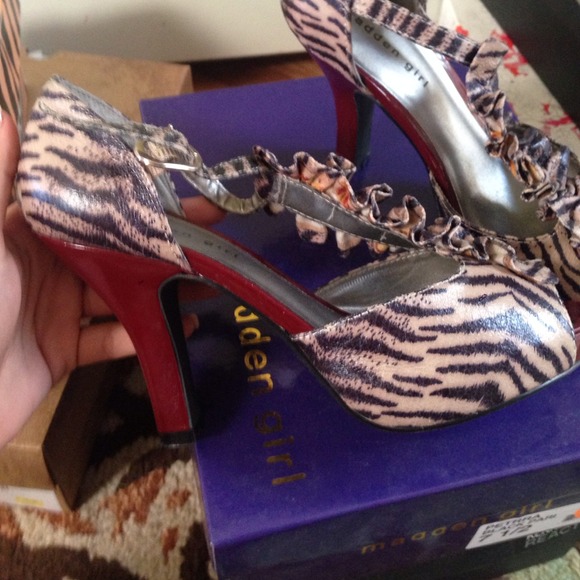 Zebra print/red heals - Picture 3 of 3