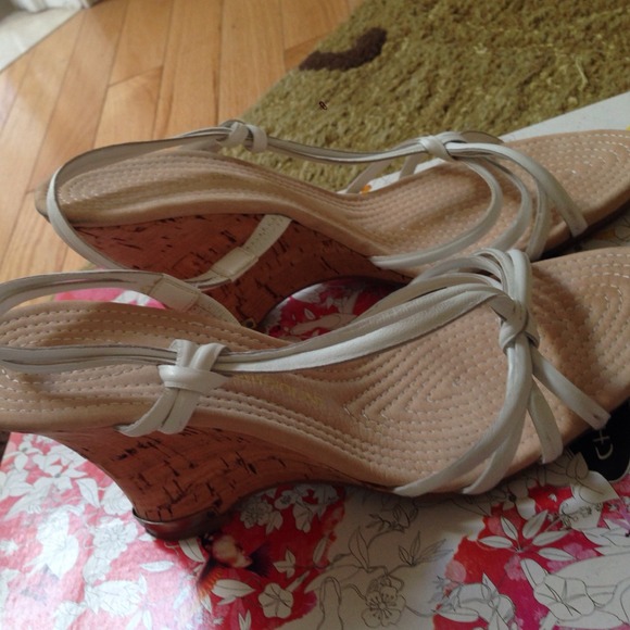 Simple white wedges - Picture 2 of 2