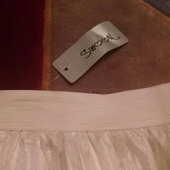 Vintage looking lace skirt - Picture 3 of 4