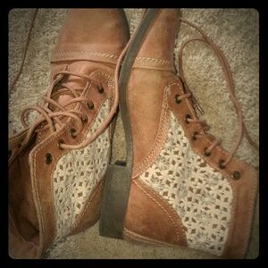 Lace tan leather combat boots