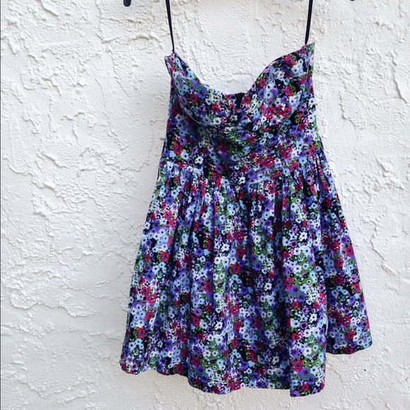 Sans Souci Dresses & Skirts - Floral print strapless Sans Souci Dress
