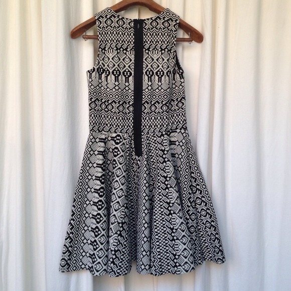 ❌SOLD❌Cynthia Rowley graphic print swirl dress - Picture 2 of 4