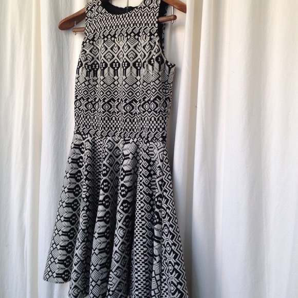 ❌SOLD❌Cynthia Rowley graphic print swirl dress - Picture 3 of 4