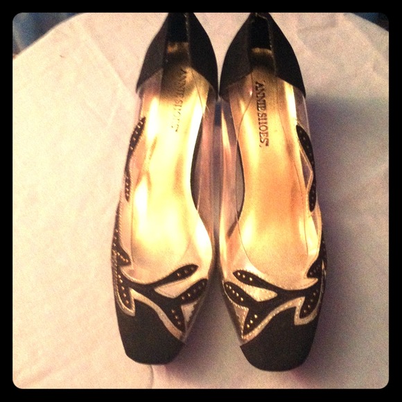 A brand never been used shoes.