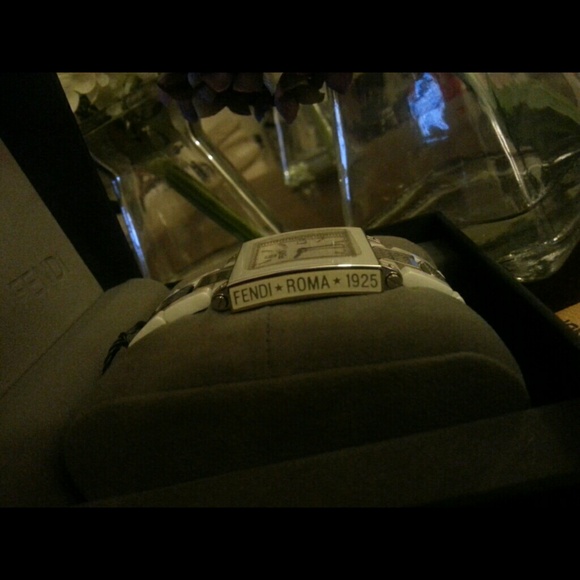 FENDI!! Diamond Fendi Ladies watch - Picture 4 of 4