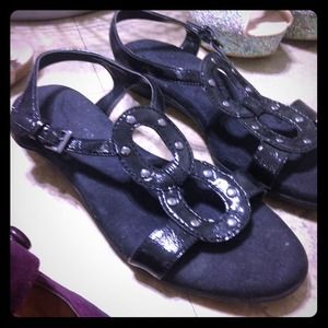 Memory foam tiny wedge sandals