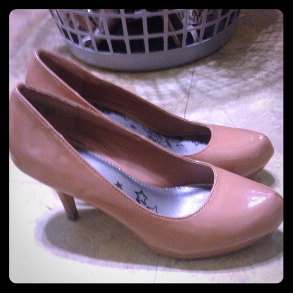 Like new nude pumps