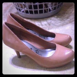 Like new nude pumps