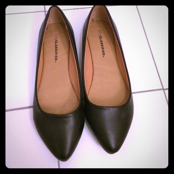 Pointed toe black flats NWOT