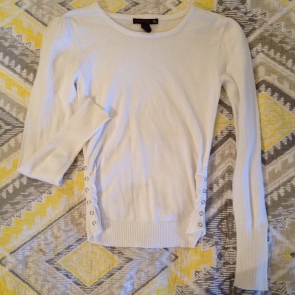 ❌Sold in bundle❌White fitted sweater with snap det