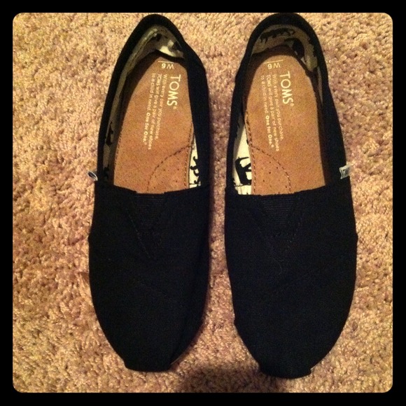 Black TOMS size 6