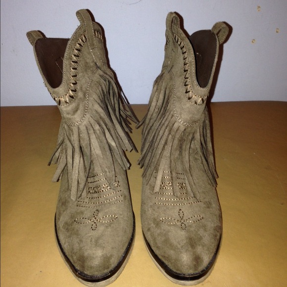 Suade brown cowboy boots.By forever 21