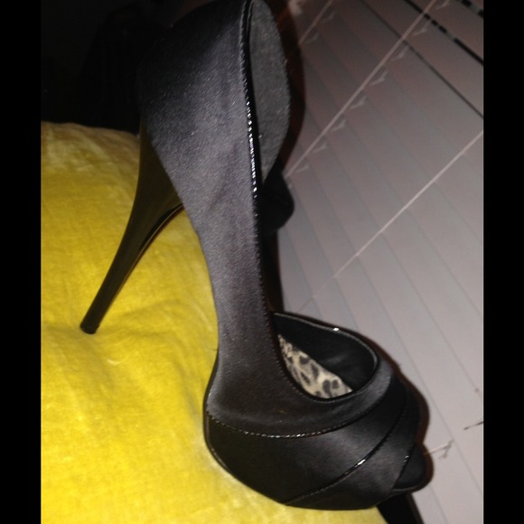 Black Satin Peep toe heels - Picture 2 of 4