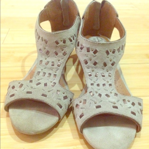 💯Authentic Clark stud light brown gray shoe