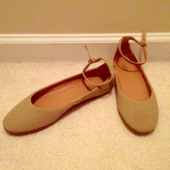 *REDUCED* BEIGE ANKLE STRAP FLATS