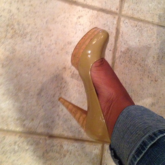 Authentic Michael Kors Nude Cork platform heel - Picture 4 of 4