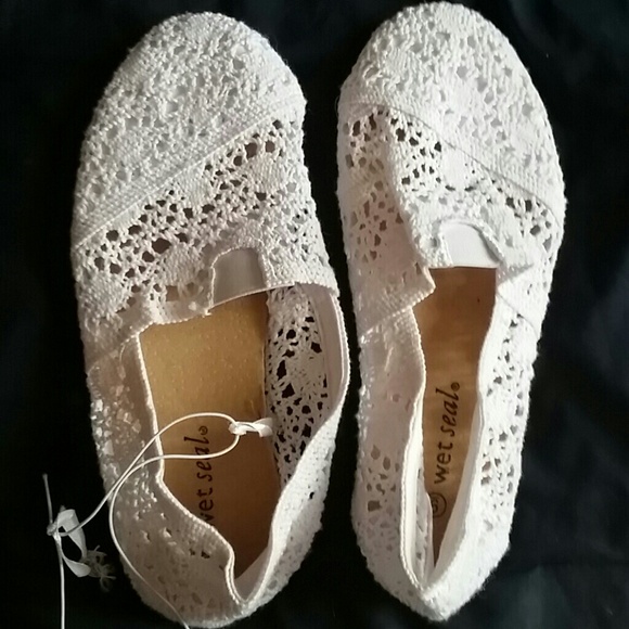 Hold shoes for Jae
