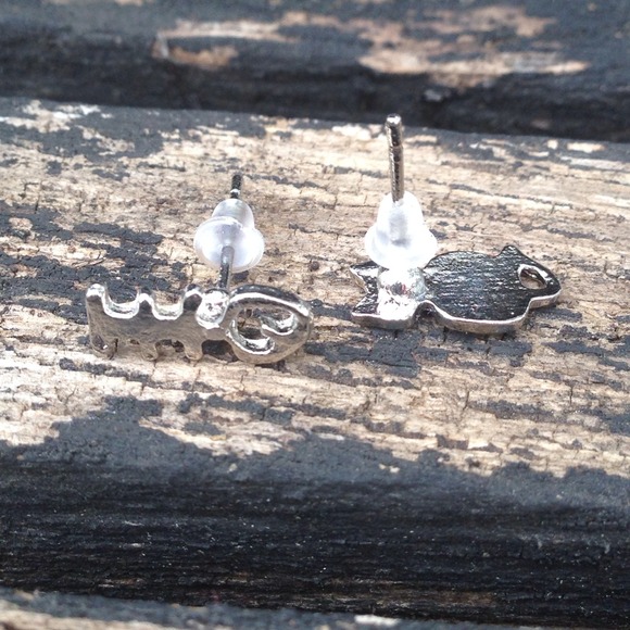 ⬇Cat & Fishbone Earrings❌SOLD❌ - Picture 2 of 4