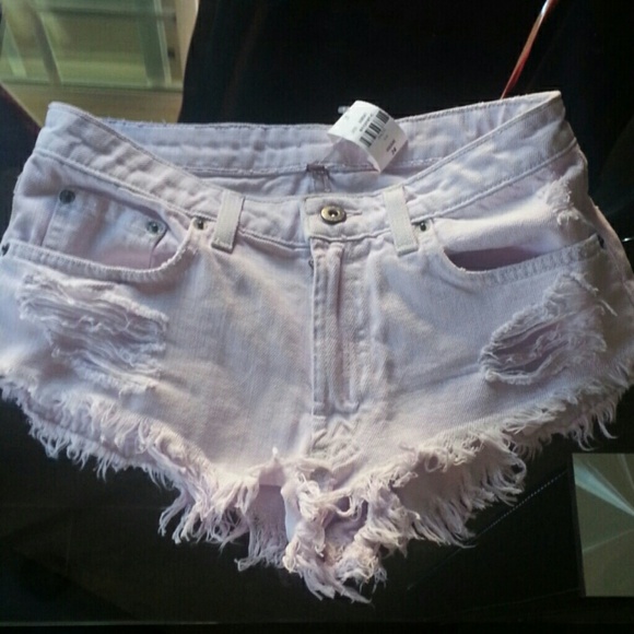 Mid rise icelilac demin shorts!