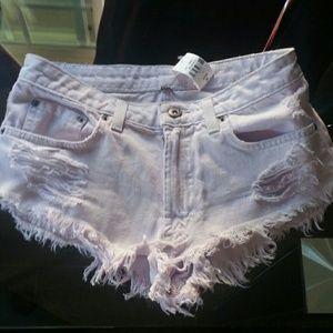 Mid rise icelilac demin shorts!