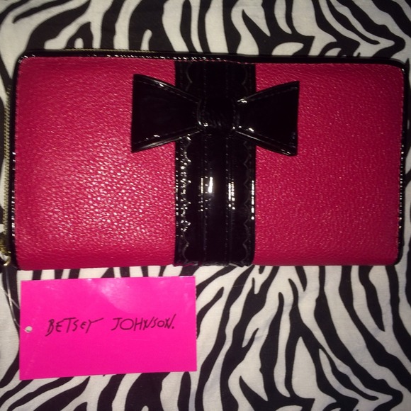NWT PINK BETSEY JOHNSON ZIP AROUND W/ BOW WALLET🎀