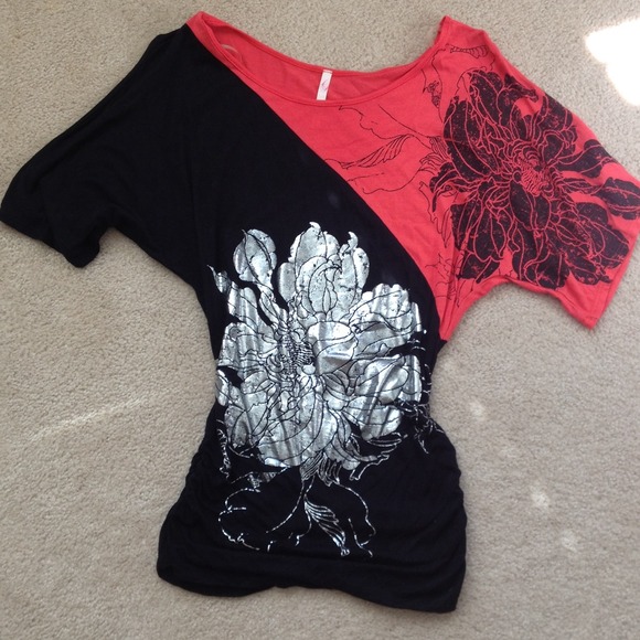 Beautiful gently used coral & black top.