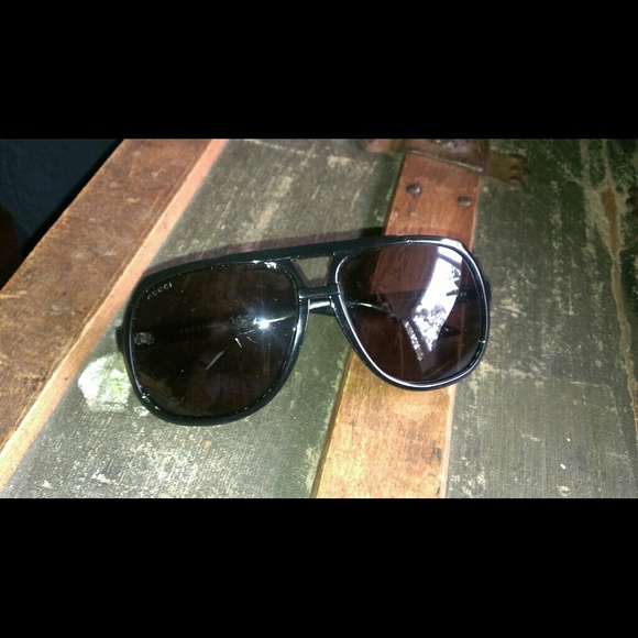 Authentic Unisex Aviator Gucci sunglasses !!