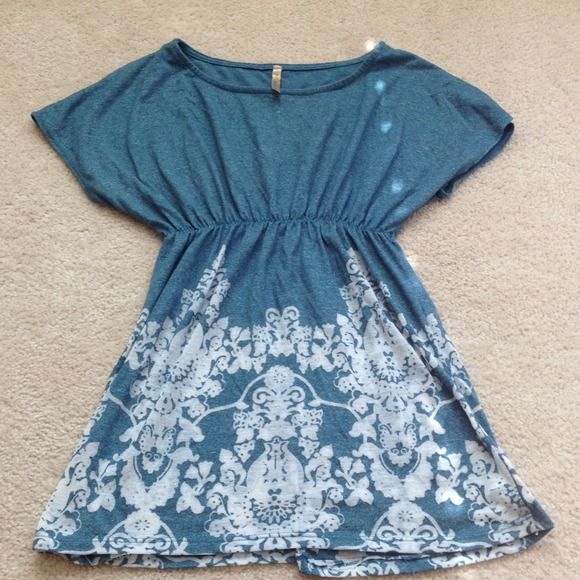 Pretty blue & white top