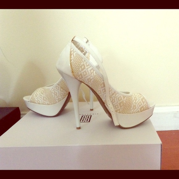 White/tan strapped heels