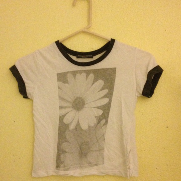Crop B&W Daisy Top - Picture 1 of 1