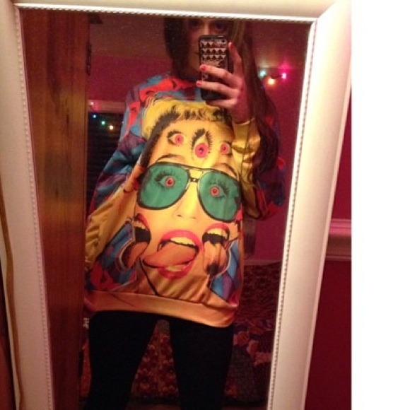 🚫SOLD🚫Miley Cyrus Sweater - Picture 2 of 3
