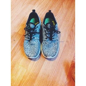 Nike Roshe Run (rare and hard to find) black sail