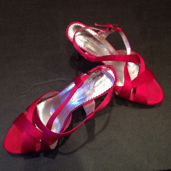 DAvids Bridal apple red size 7
