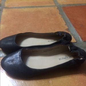 Black ballerina flats